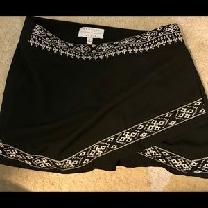 Kendall & Kylie black design shorts and black tank